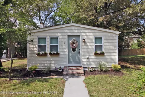 7 Oak St, Waretown, NJ 08758