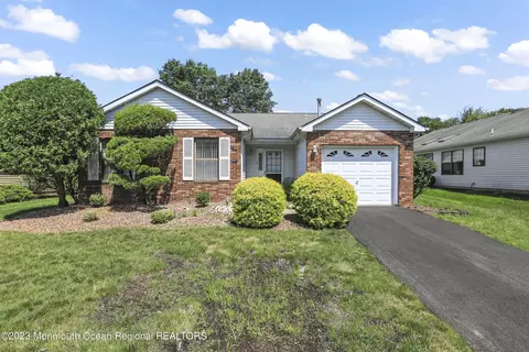 14 Peasley Dr, Marlboro, NJ 07746