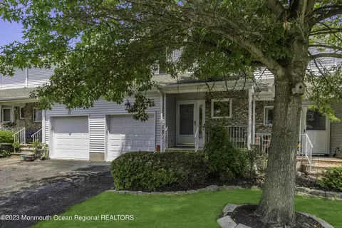 14 Forest Garden Dr, Matawan, NJ 07747