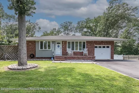 76 Green Dr, Toms River, NJ 08755