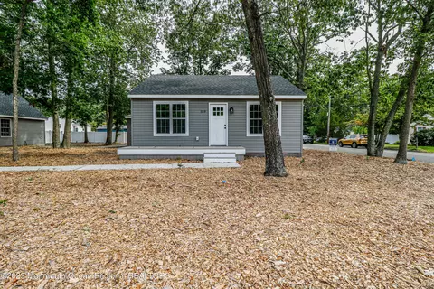 559 Holmes Ave, Forked River, NJ 08731