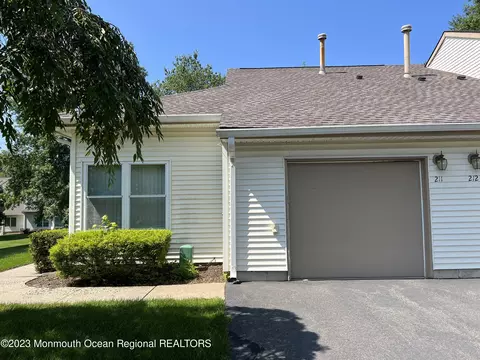 211 Ravenswood Rd, Englishtown, NJ 07726