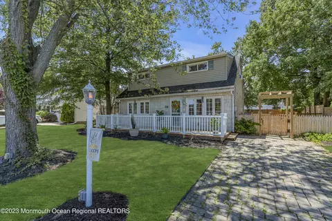 26 Monterey Dr, Hazlet, NJ 07730