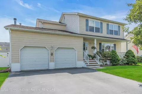 18 Abraham Dr, Howell, NJ 07731