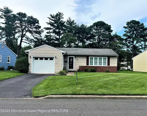 933 Edgebrook Dr N, Toms River, NJ 08757