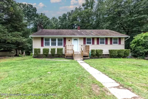 11 Laurel Ln, Englishtown, NJ 07726