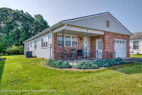 5 Merrilee Ln, Toms River, NJ 08757