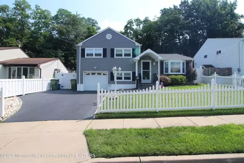 106 Albert Dr, Parlin, NJ 08859