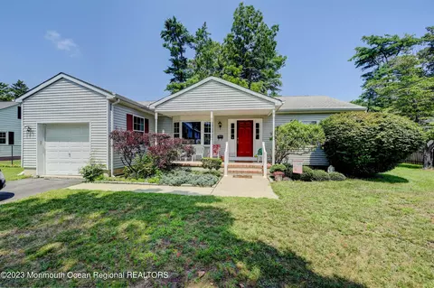 6 Custer St, Farmingdale, NJ 07727