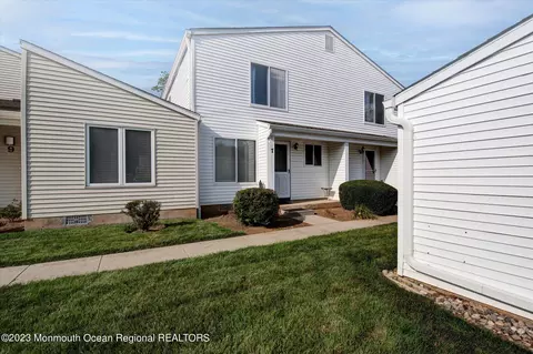 7 Greenwood Dr, Freehold, NJ 07728