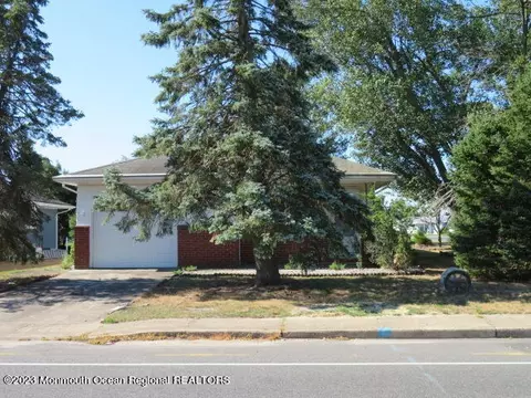 502 Jamaica Blvd, Toms River, NJ 08757