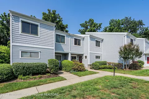 14 Joyce Ct, Tinton Falls, NJ 07724