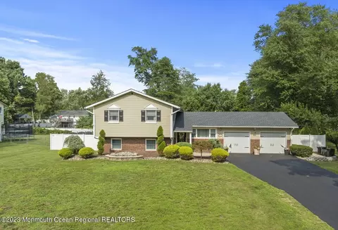 21 Tamarack Dr, Manalapan, NJ 07726