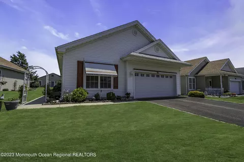 18 Kirkby Ln, Manchester, NJ 08759