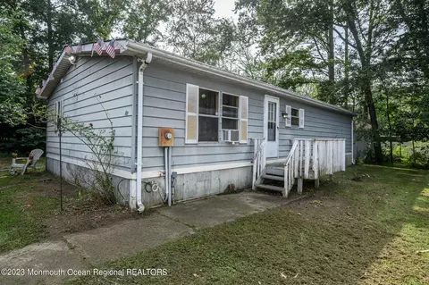 34 Forest Dr, Manalapan, NJ 07726