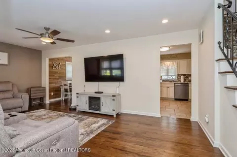 833 Raleigh Dr, Toms River, NJ 08753