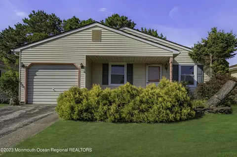 3 Claremont St, Toms River, NJ 08757