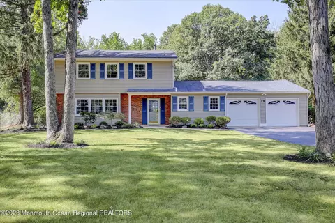 19 Bunker Hill Dr, Manalapan, NJ 07726