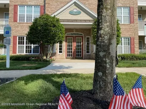 316 Sophee Ln, Lakewood, NJ 08701