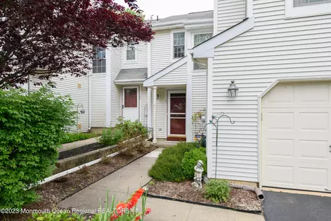 25 Malibu Dr, Eatontown, NJ 07724