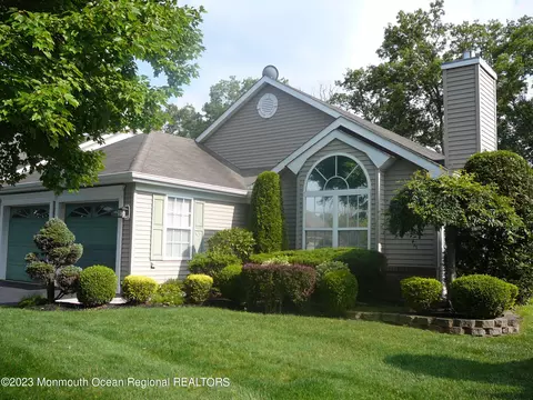 84 Ivy Hill Rd, Lakewood, NJ 08701