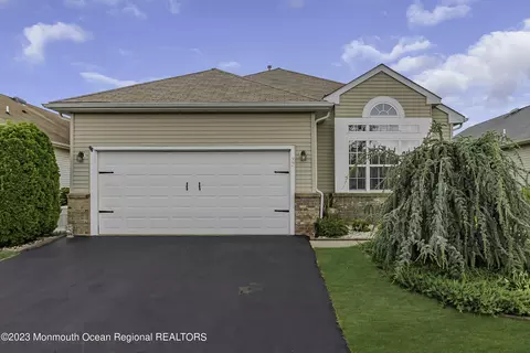 33 Kensington Rd, Manchester, NJ 08759