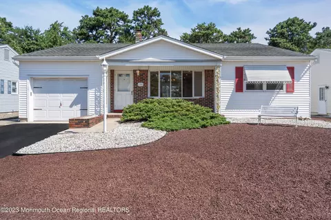 136 Castleton Dr, Toms River, NJ 08757