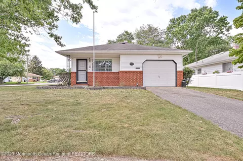 29 Barbuda St, Toms River, NJ 08757