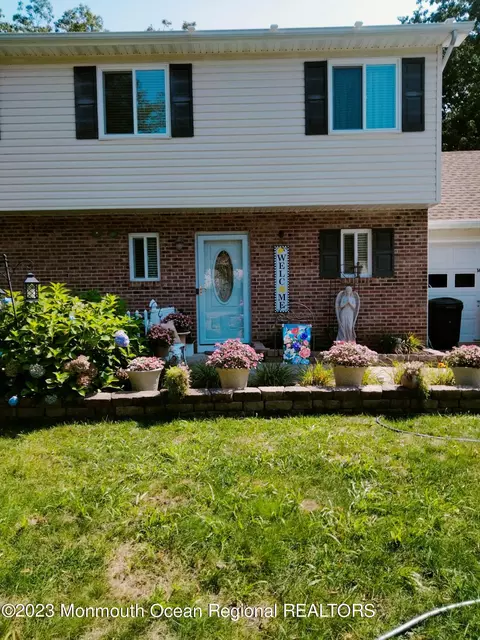 14 Desiree Ct, Howell, NJ 07731