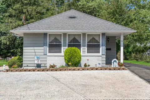 28 Yellowstone Dr, Toms River, NJ 08753