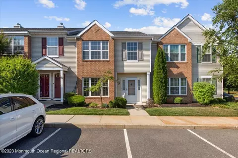 31 Heathrow Ct #7, Freehold, NJ 07728