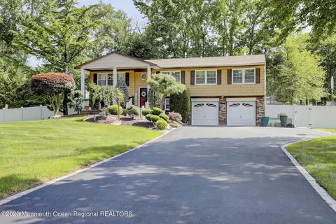 10 Blenheim Rd, Manalapan, NJ 07726