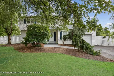 10 Holiday Rd, Manalapan, NJ 07726