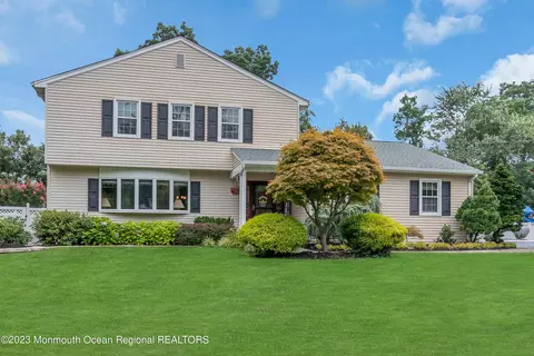 18 Heather Ln, Middletown, NJ 07748