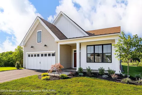 76 Grandview Cir, Farmingdale, NJ 07727