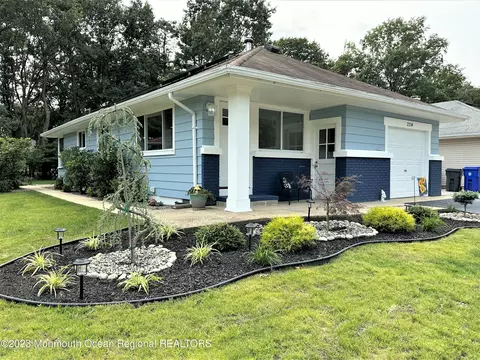 2214 Mount Hope Ln, Toms River, NJ 08753