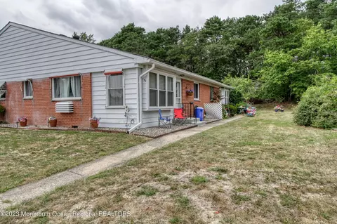9 Lafayette Dr #B, Whiting, NJ 08759