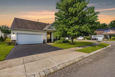 2 Newport St, Barnegat, NJ 08005