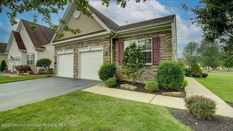 16 Drawbridge Dr, Monroe, NJ 08831