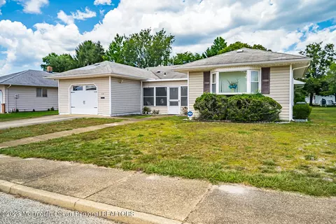 112 Barbuda St, Toms River, NJ 08757