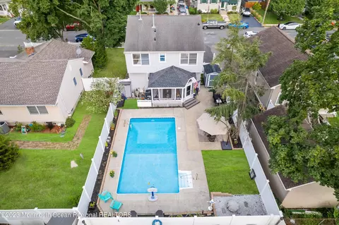 12 Chingarora Ave, Keyport, NJ 07735
