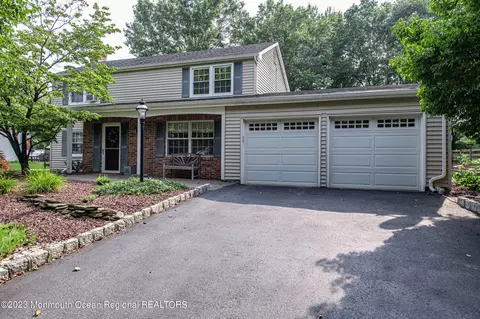 31 River Dr, Marlboro, NJ 07746