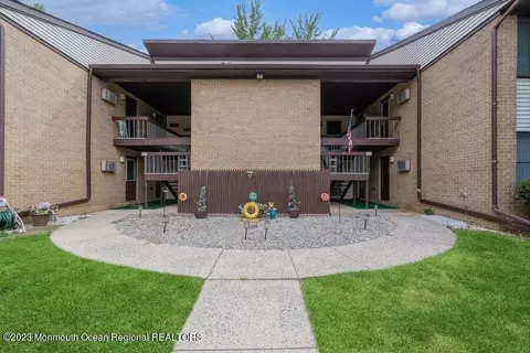25 Meadow Green Cir #J, Manalapan, NJ 07726