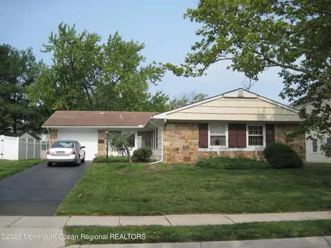 93 Avondale Ln, Aberdeen, NJ 07747