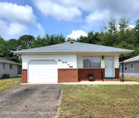 425 Saint Thomas Dr, Toms River, NJ 08757