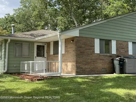 17 Robin St #A, Manchester, NJ 08759