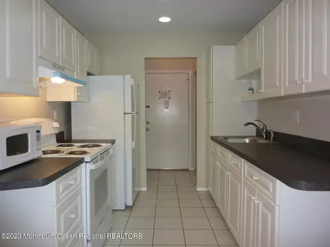 55 Amberly Dr #E, Manalapan, NJ 07726