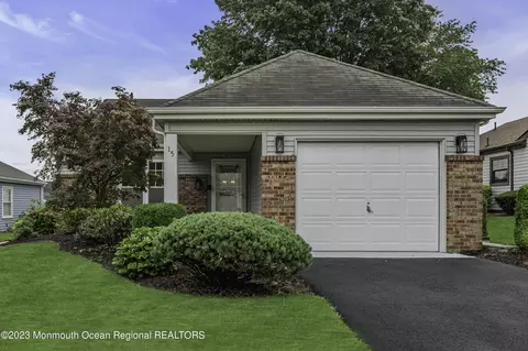 15 Woodstock Ln, Manchester, NJ 08759