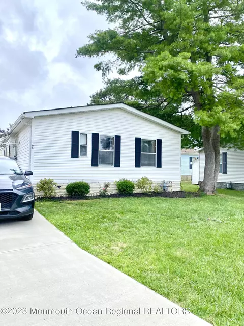 106 Briarwood Ct, Whiting, NJ 08759