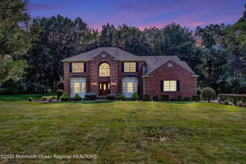 5 Horseshoe Dr, Millstone, NJ 08535
